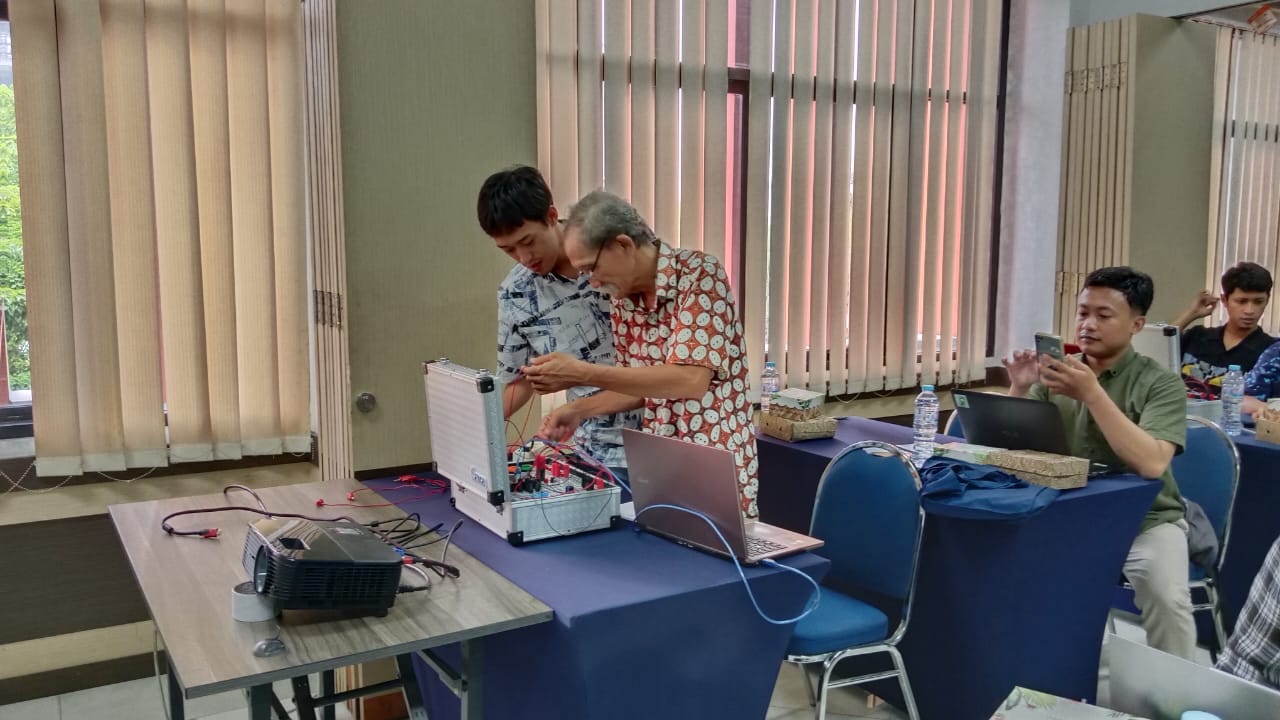 Pelatihan Elektronika di Kadin Jawa Timur
